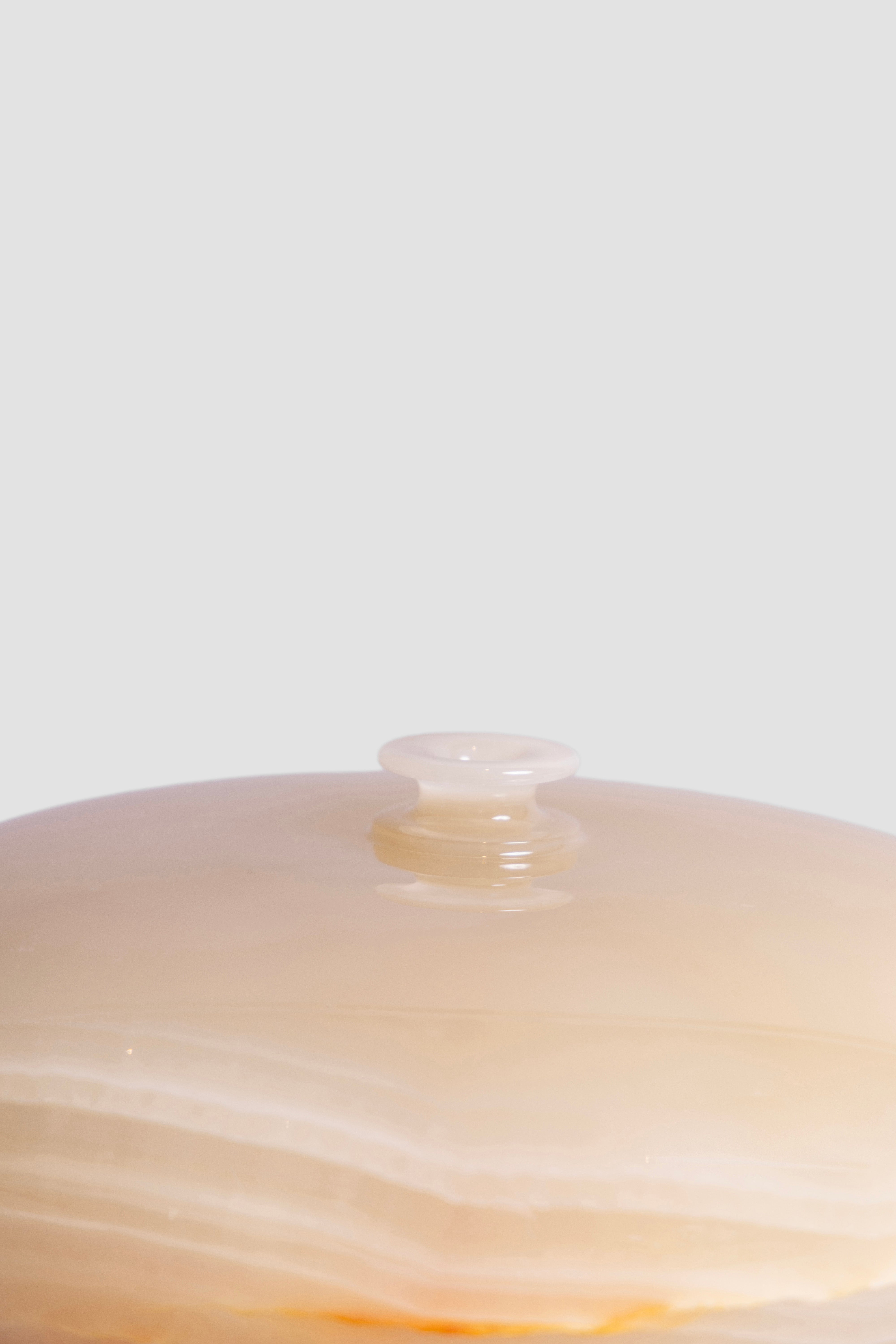 Luna Onyx Pot